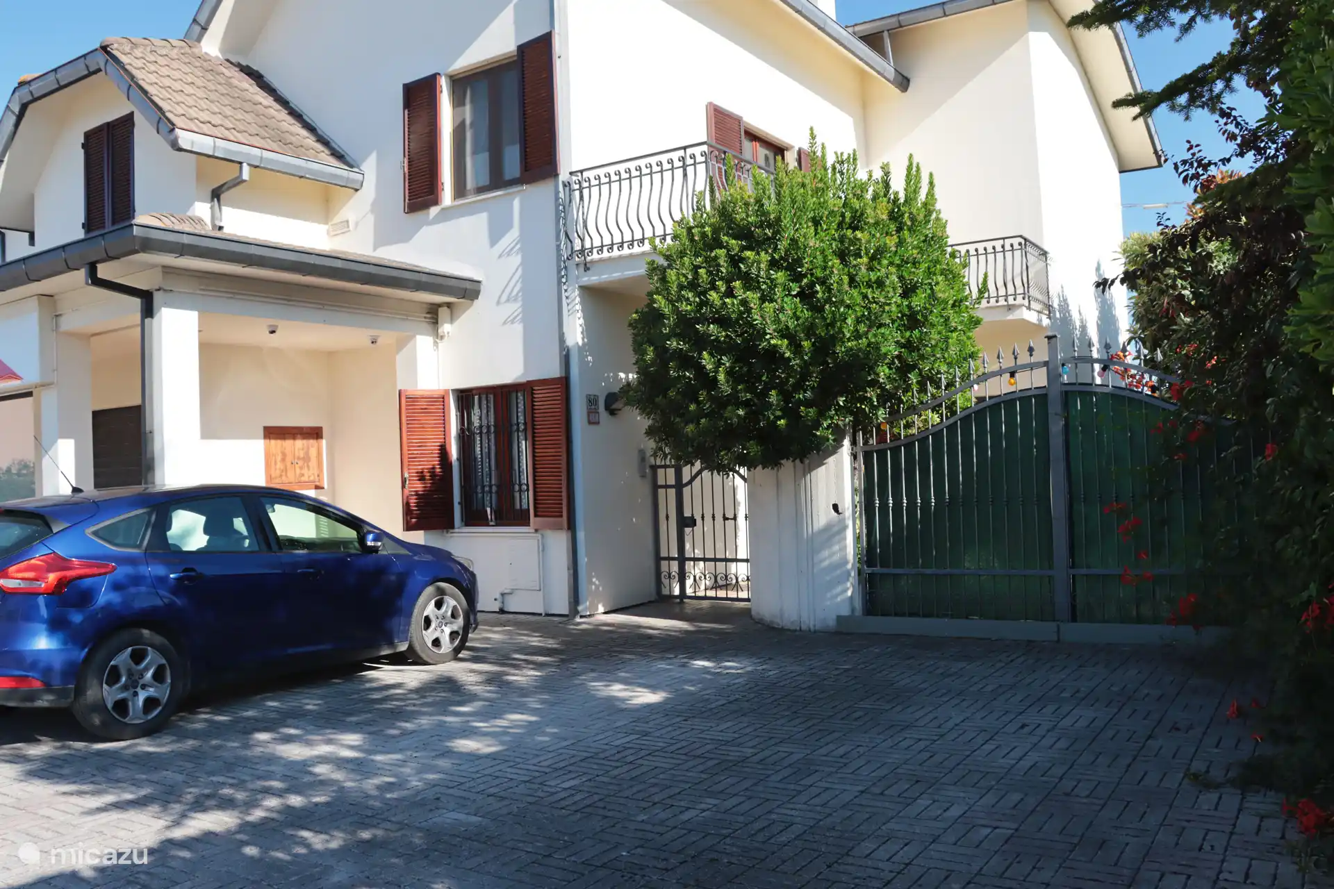 La entrada y el cómodo aparcamiento frente a la puerta.