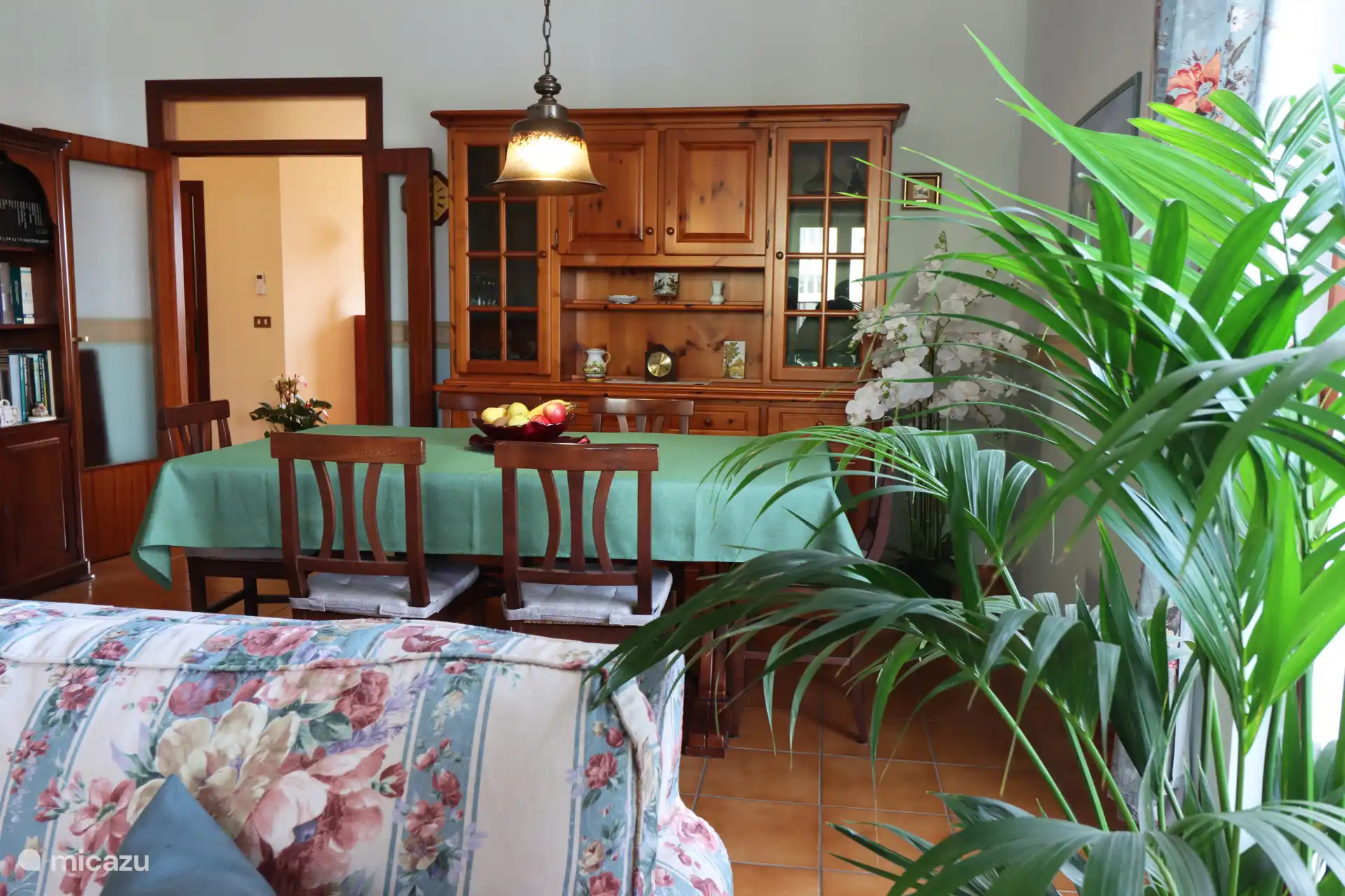 En la sala de estar hay una amplia mesa de comedor para seis personas para noches o almuerzos acogedores.