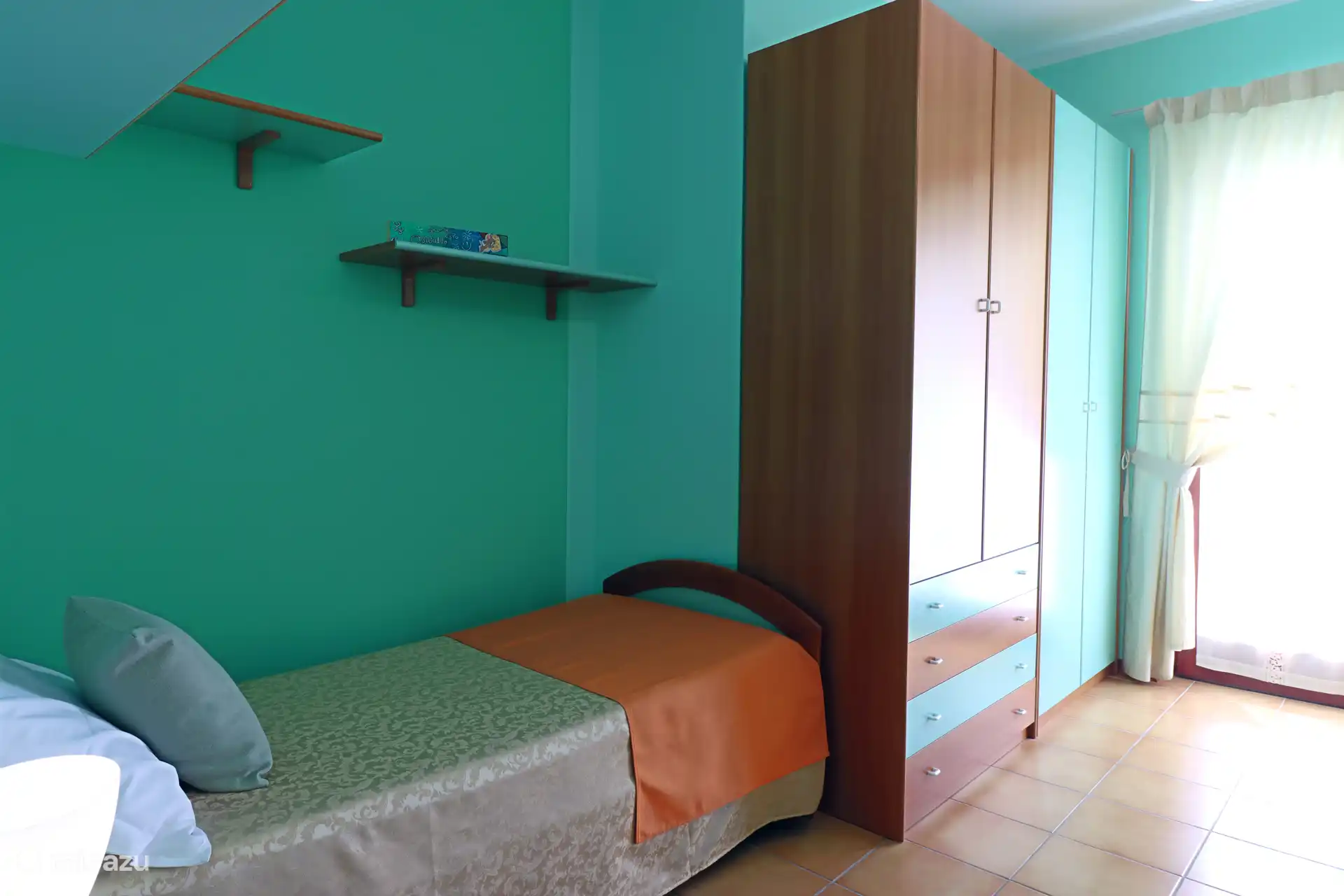 La habitación individual MENTA con un gran balcón compartido con la habitación IRIS.