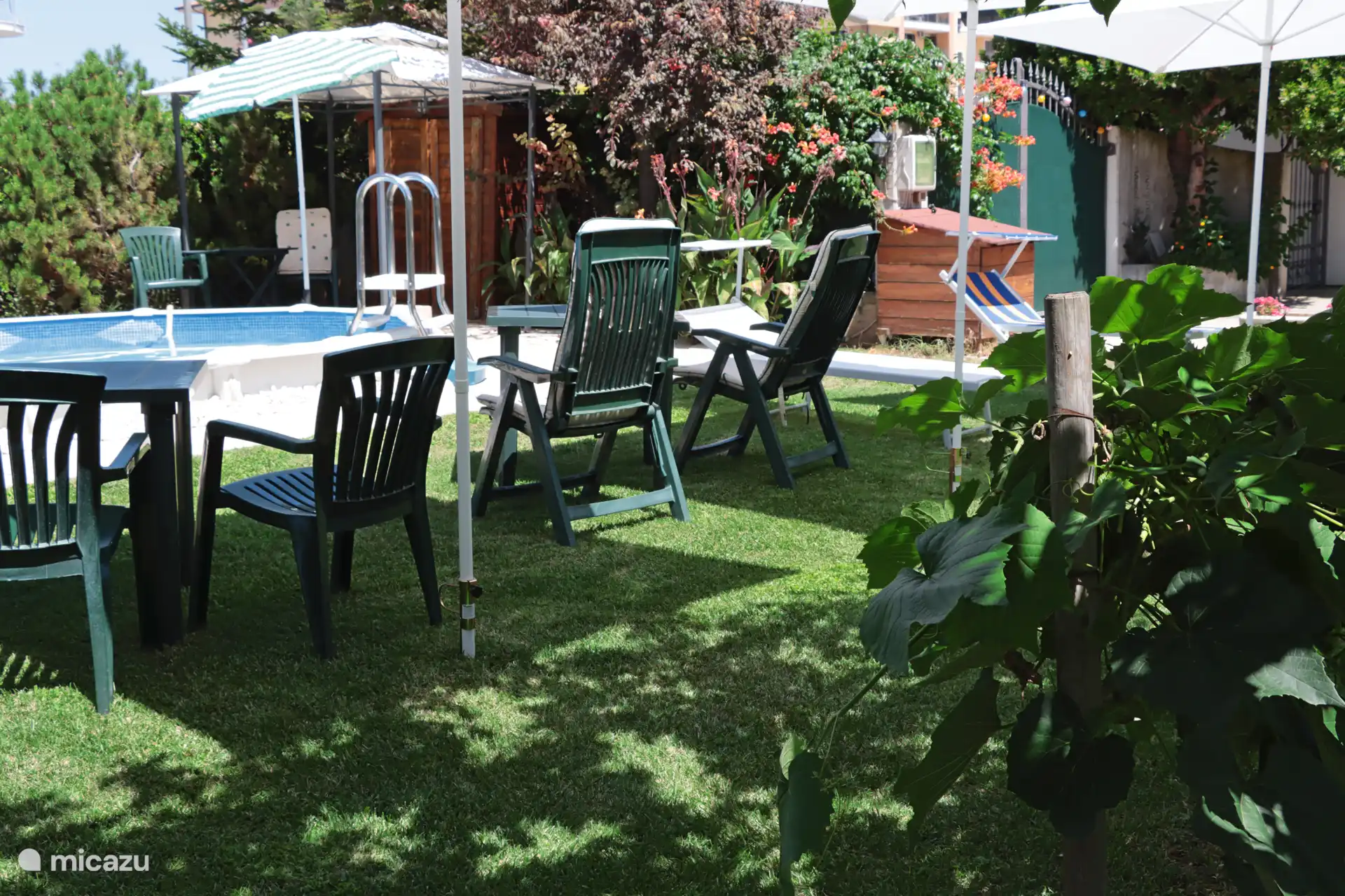 Disfruta de estar al aire libre en el jardín.