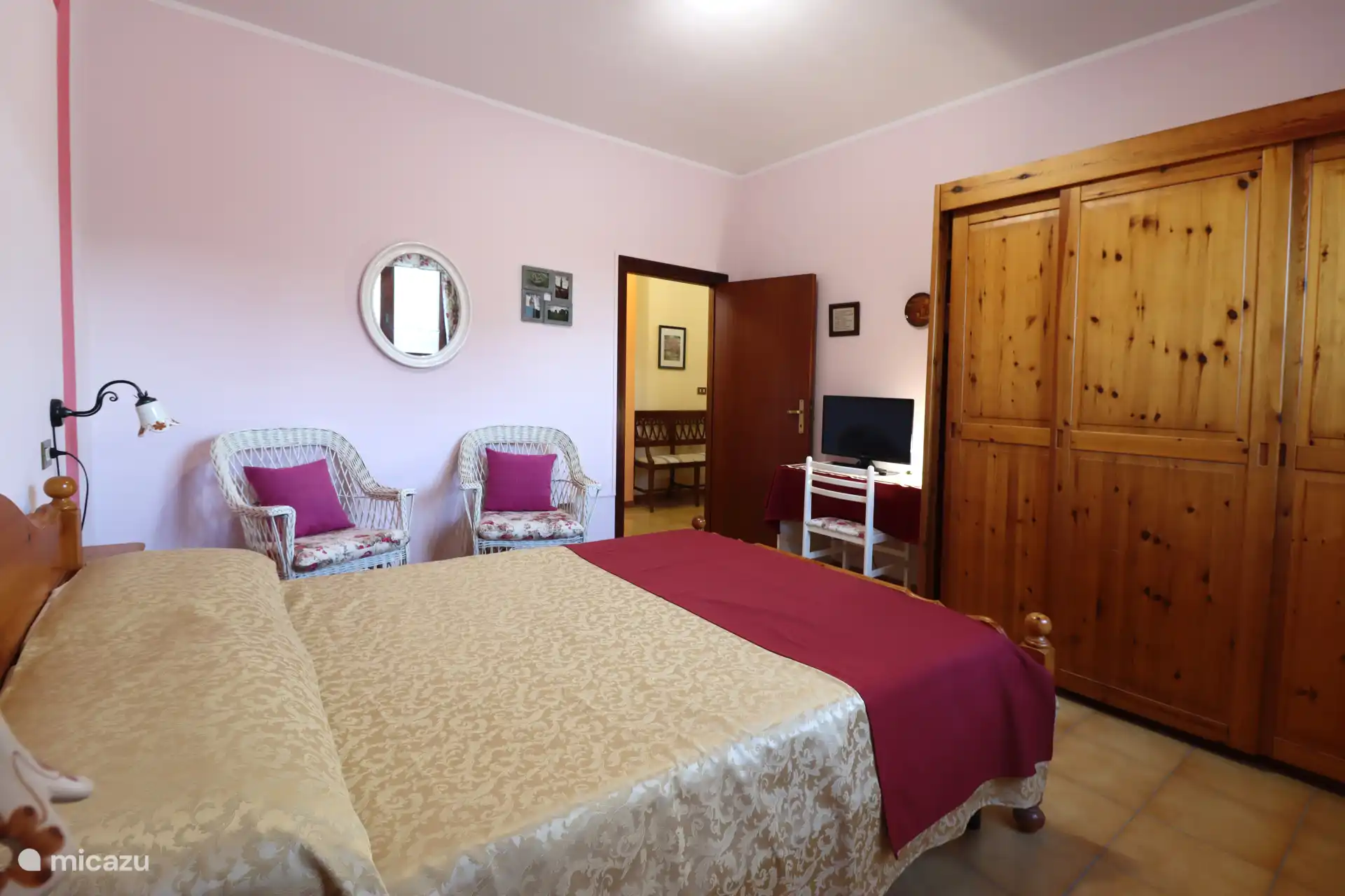 La habitación ROSA con una cama doble (dimensiones 140x200 cm).