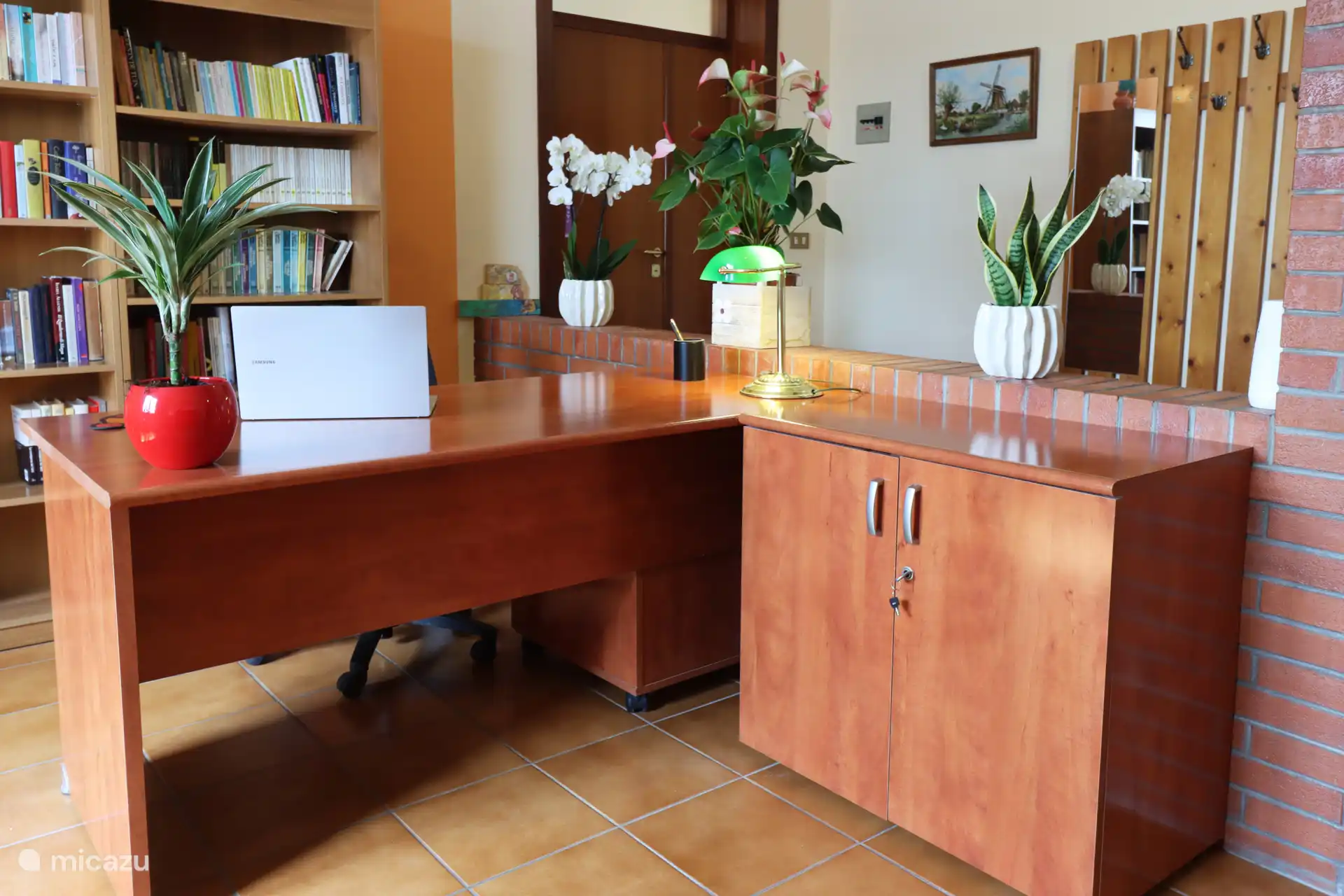 El gran escritorio en el estudio.