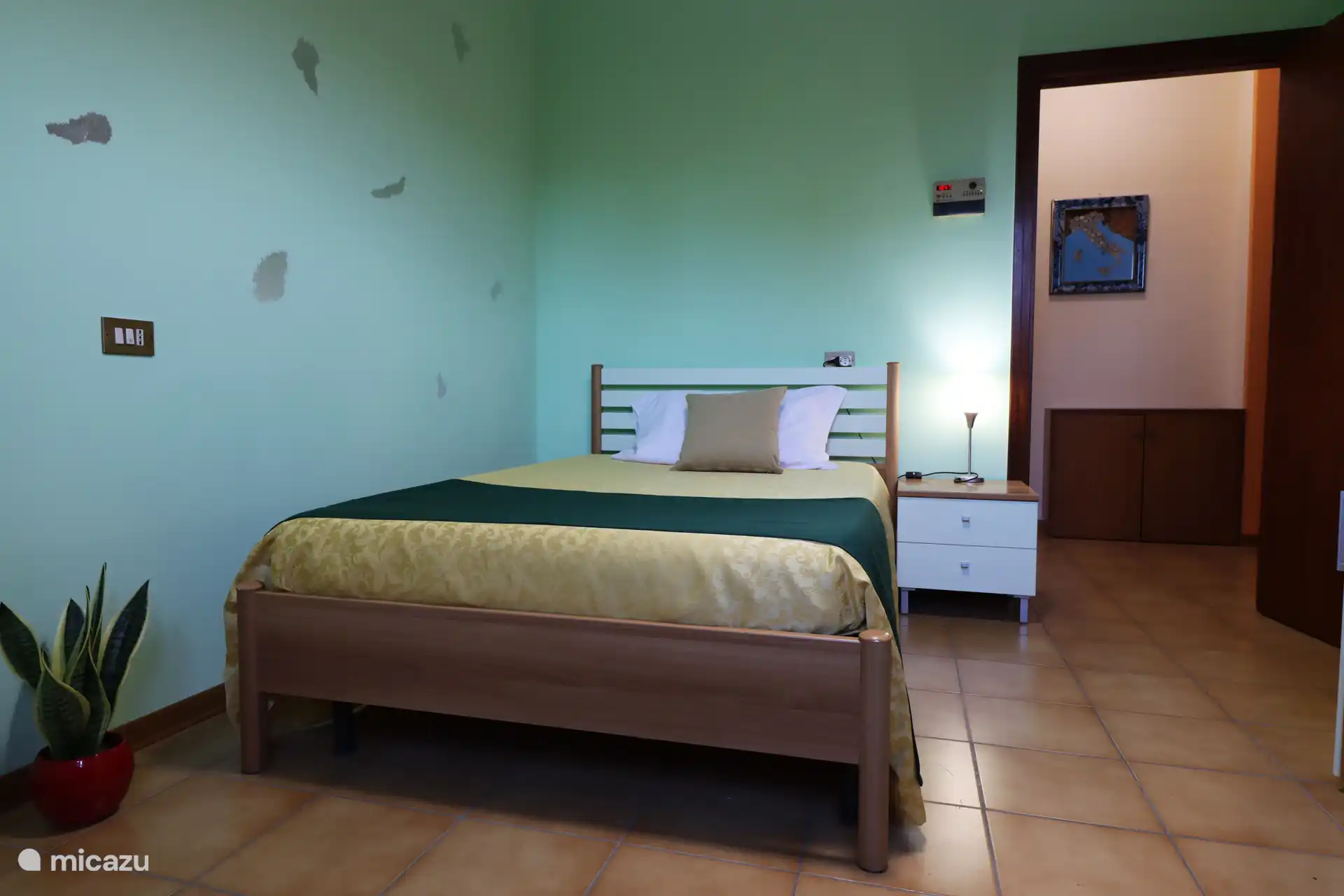 La cama en la habitación individual SILVER.