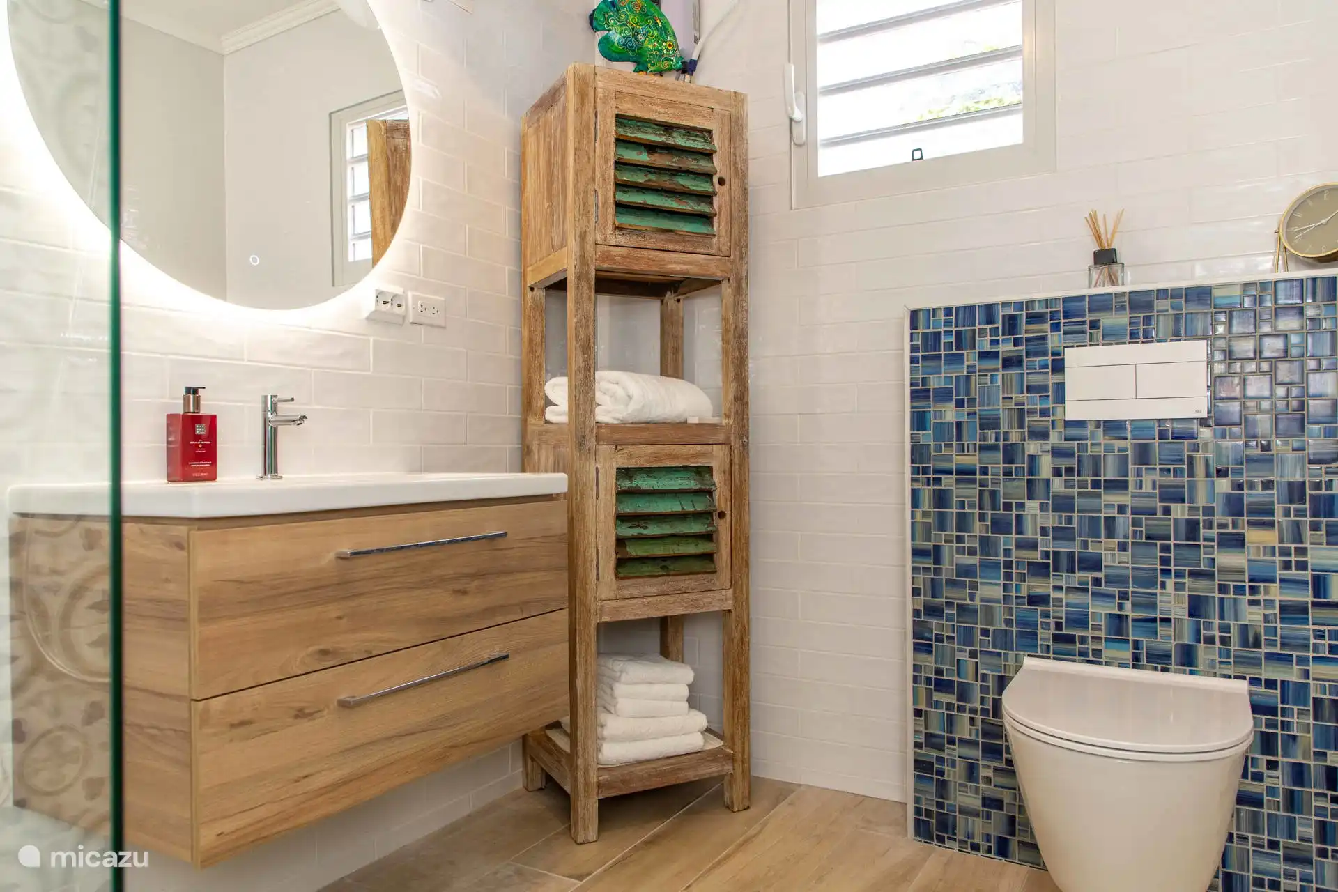 Salle de bain avec WC