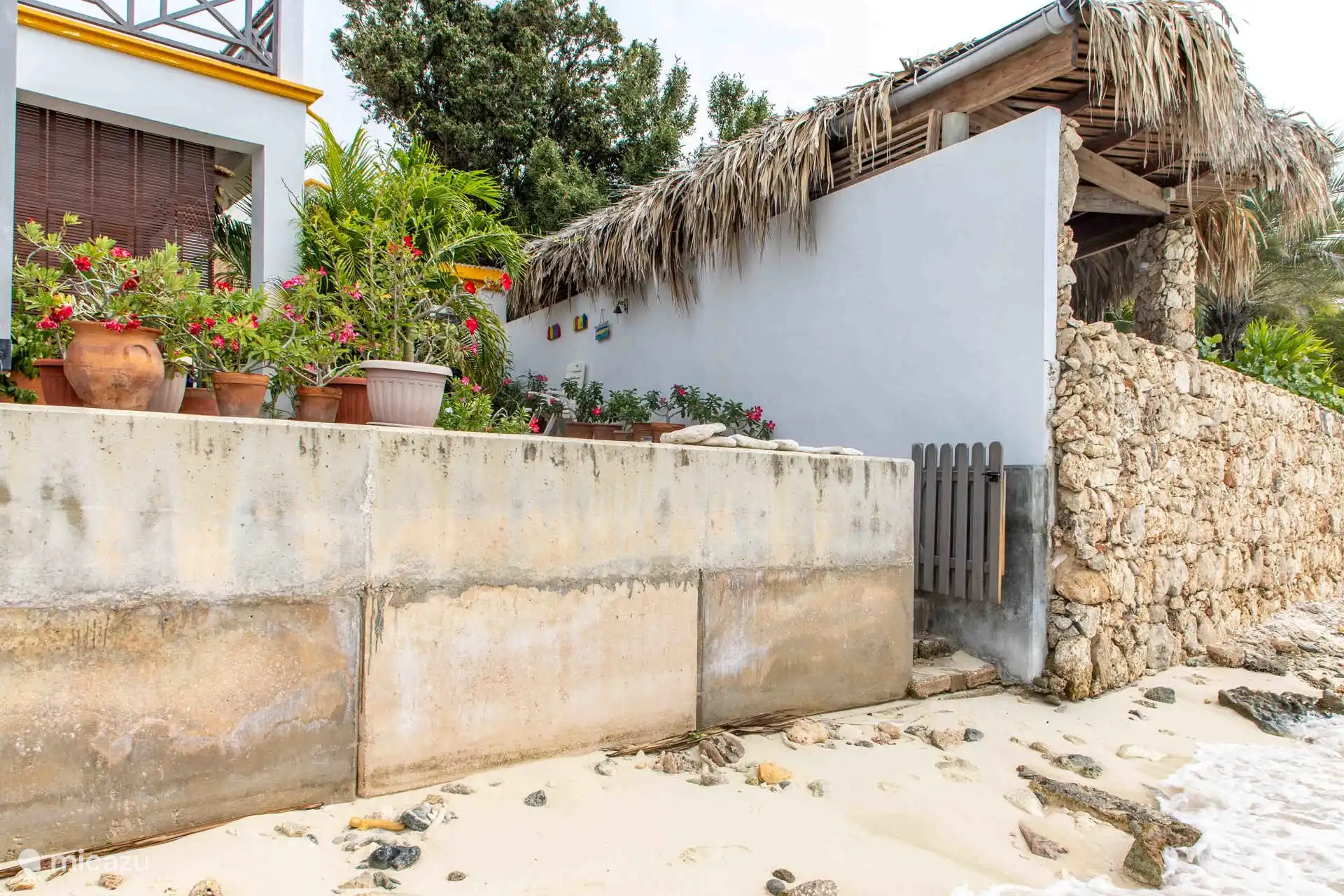 Joli mur pour le coucher de soleil avec un verre