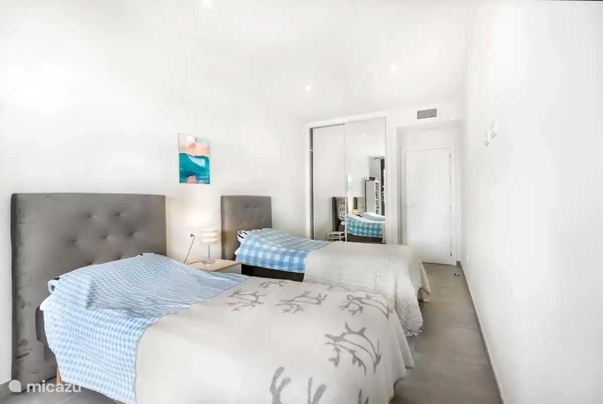 2. Schlafzimmer mit Zugang zur Terrasse