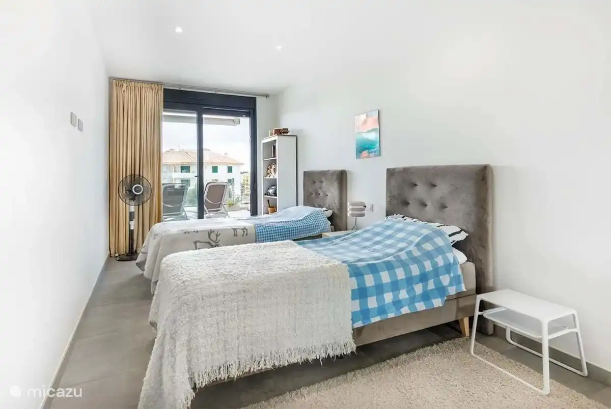 Zweites Schlafzimmer mit zwei getrennten Betten 