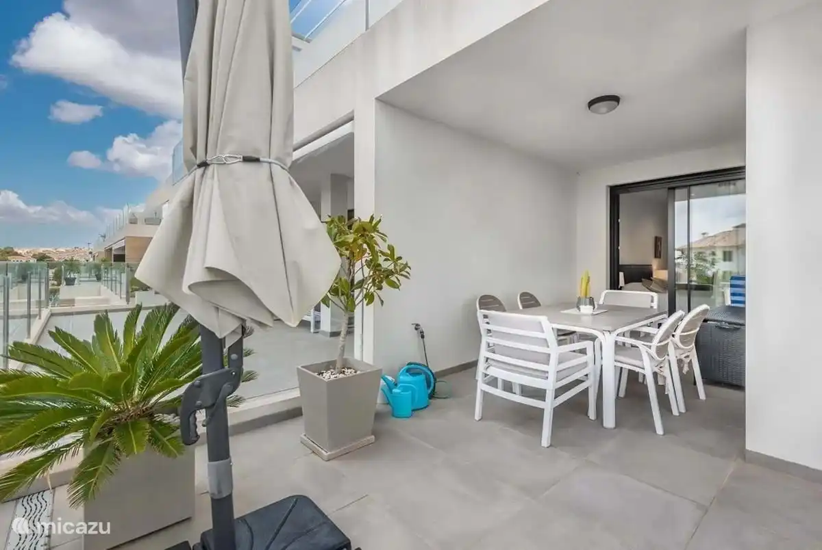 Esstisch auf der Terrasse