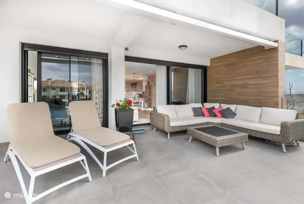 Die an die Wohnung angrenzende Terrasse ist von jedem Schlafzimmer und vom Wohnbereich aus erreichbar 