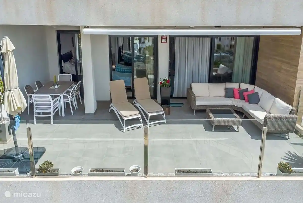 voller Blick auf die Terrasse 