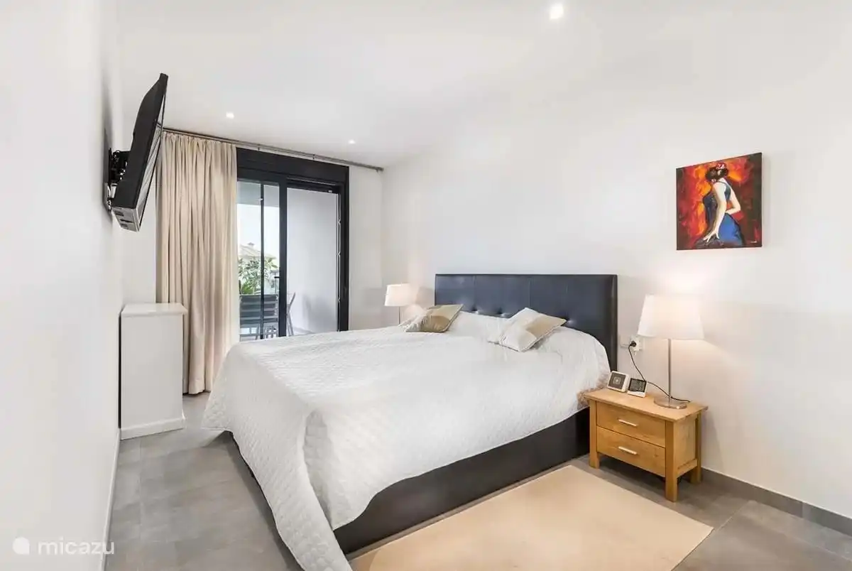 Hauptschlafzimmer mit eigenem Bad und Zugang zur Terrasse