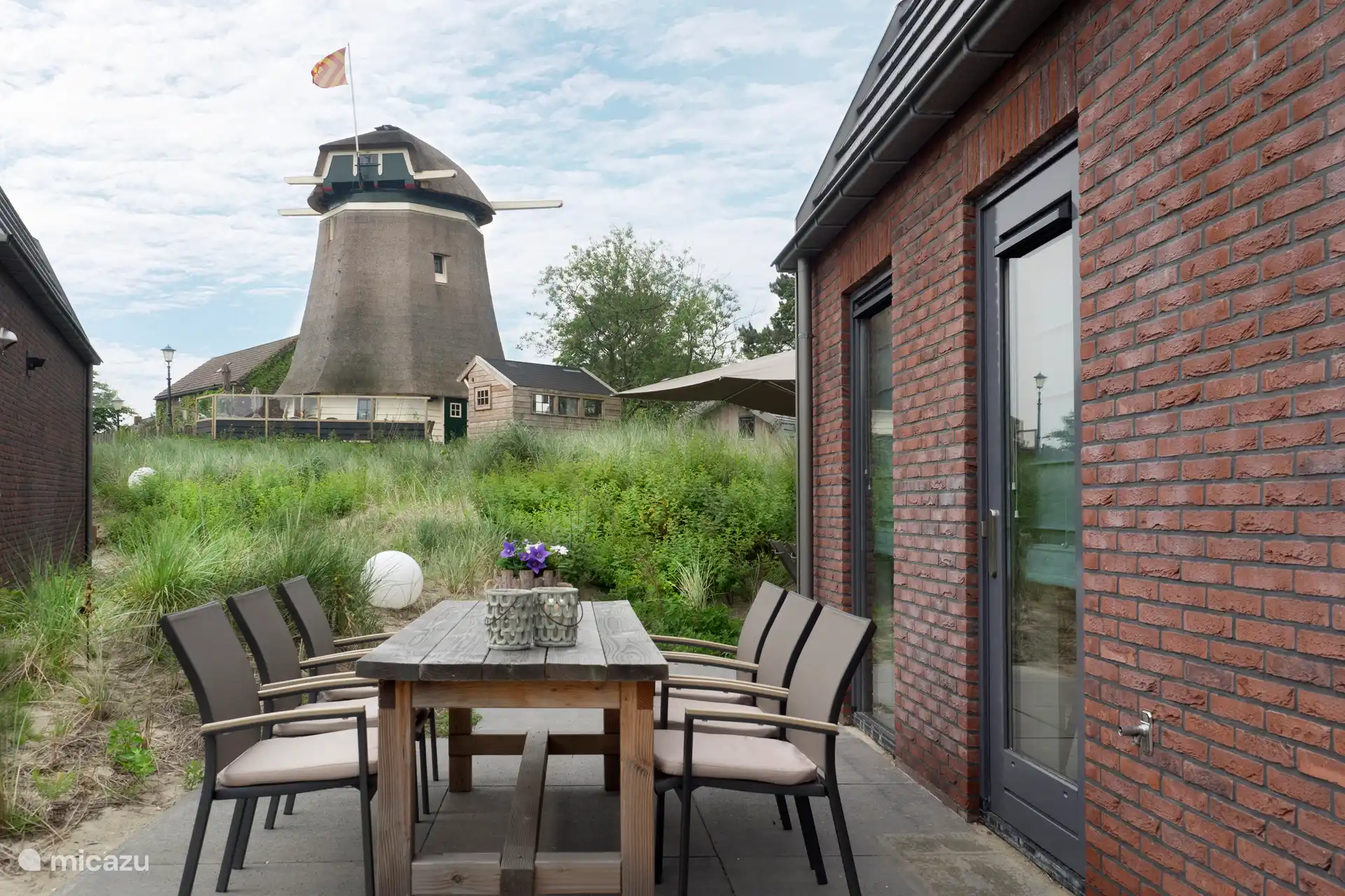 Tuinset met uitzicht op De Molen van Egmond