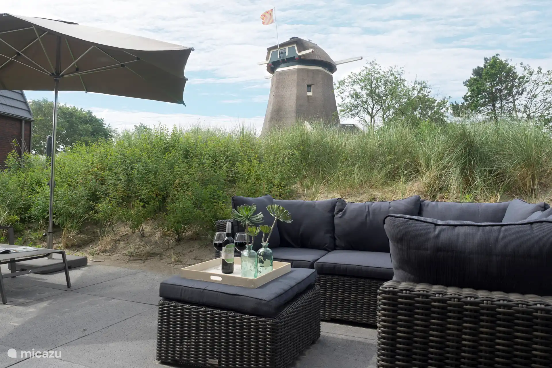 Loungeset met uitzicht op De Molen van Egmond