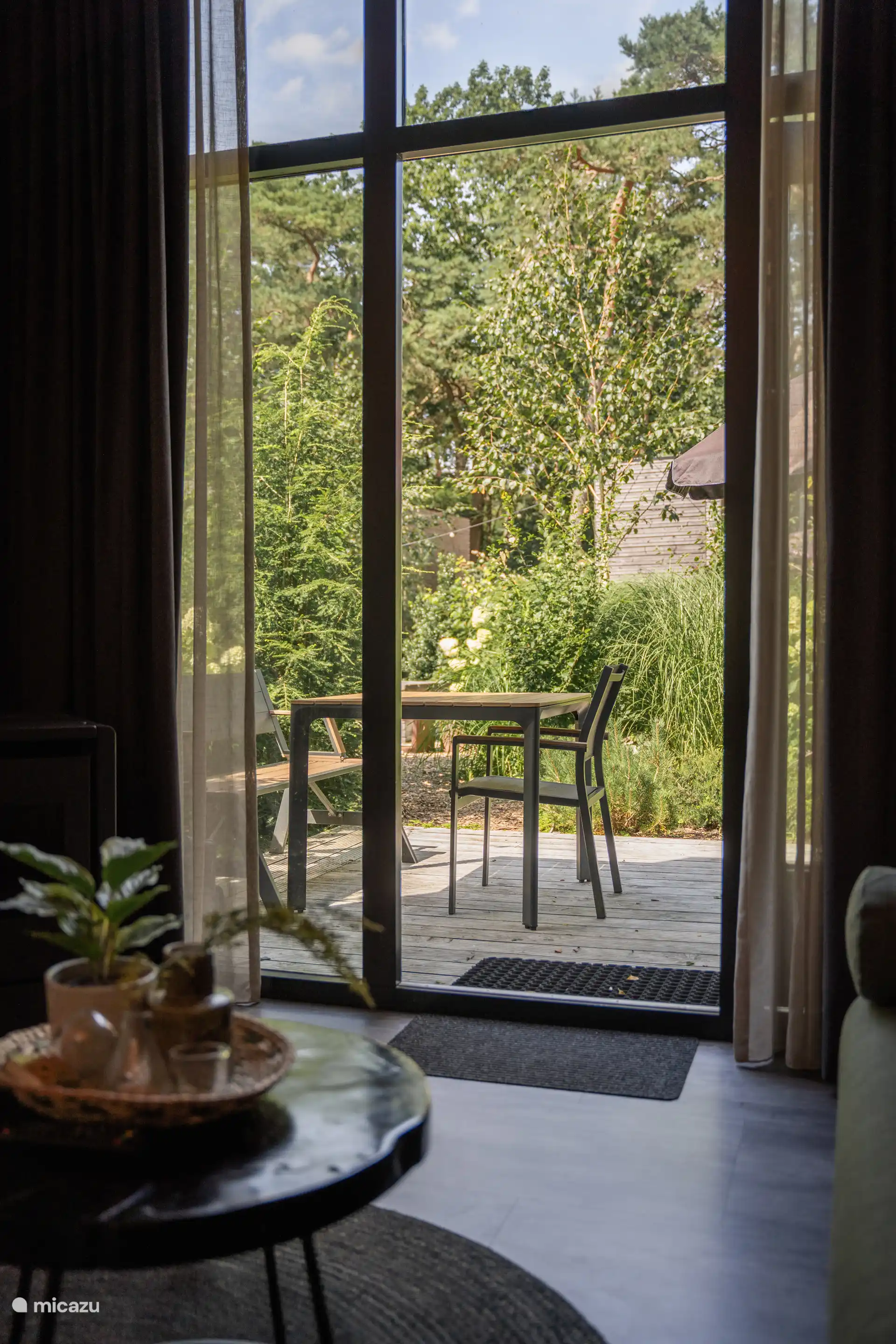 Uitzicht vanuit de woonkamer naar buiten.