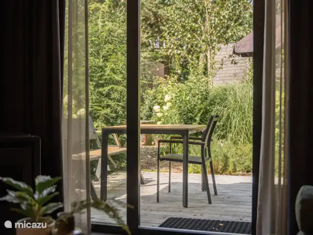 casa pequeña  en Países Bajos, Güeldres, Beekbergen – Veluwe Tiny House Vista desde el salón al exterior.