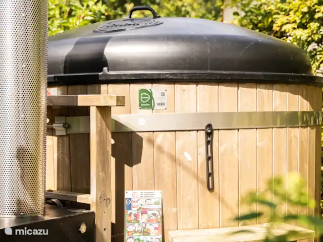 casa pequeña  en Países Bajos, Güeldres, Beekbergen – Veluwe Tiny House Bañera de hidromasaje compartida frente a la pequeña casa