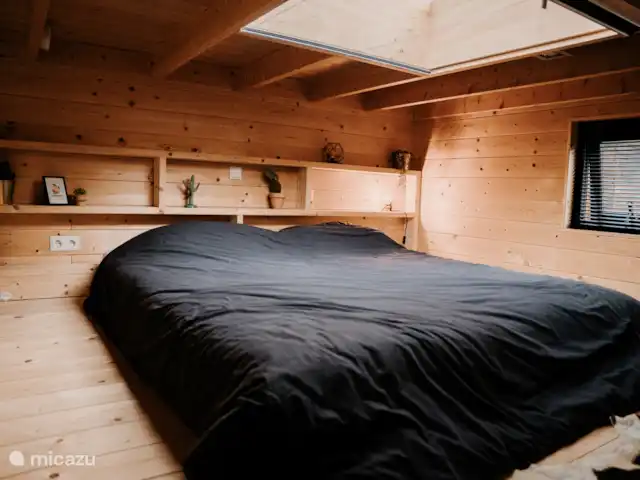 casa pequeña  en Países Bajos, Güeldres, Beekbergen – Veluwe Tiny House Zona de dormitorio con claraboya