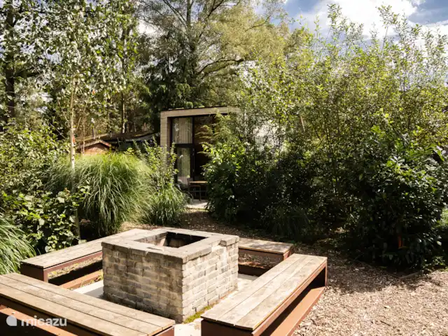 casa pequeña  en Países Bajos, Güeldres, Beekbergen – Veluwe Tiny House Pozo de fuego compartido con vista a la pequeña casa