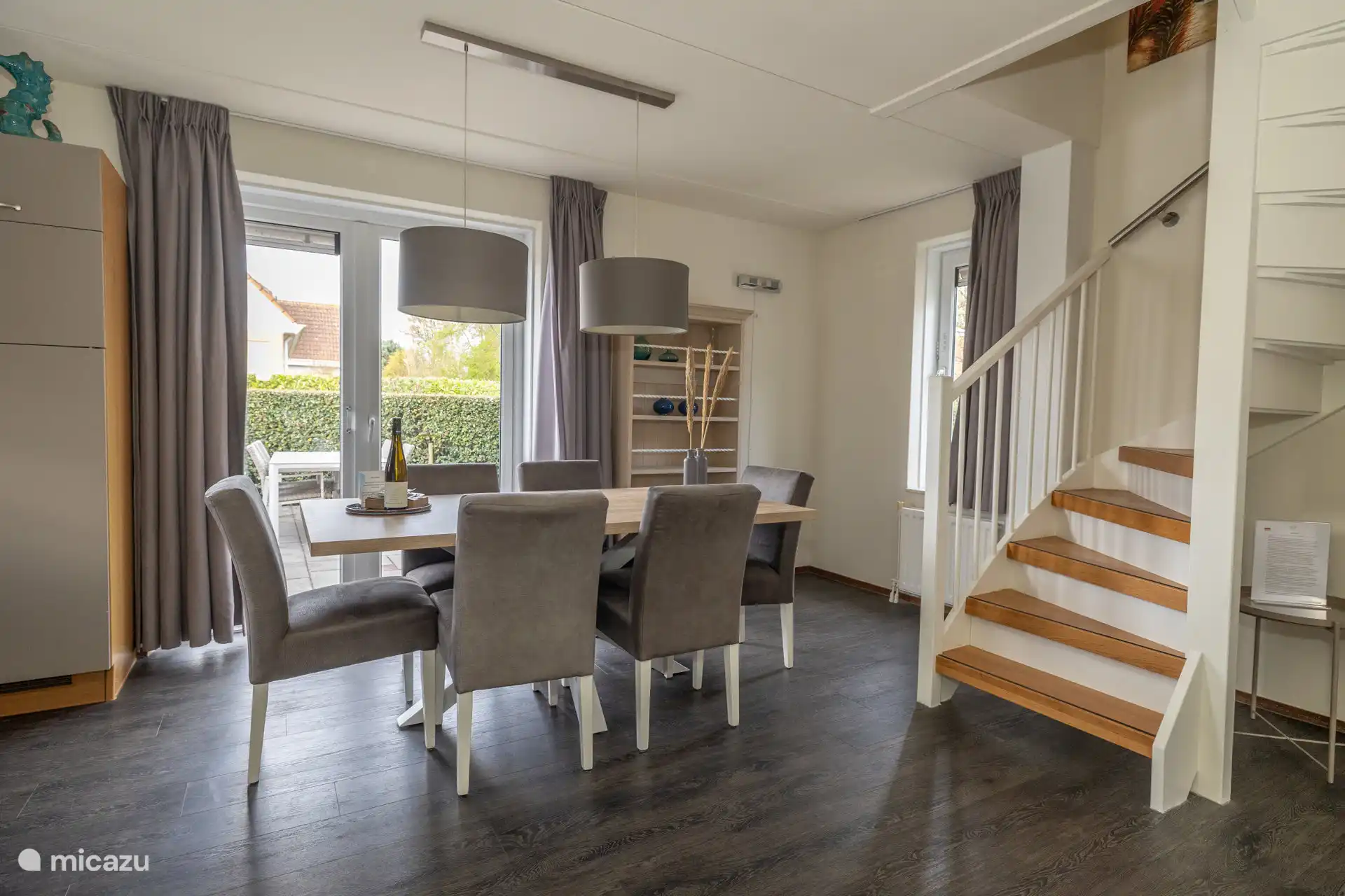 Table à manger pour six personnes