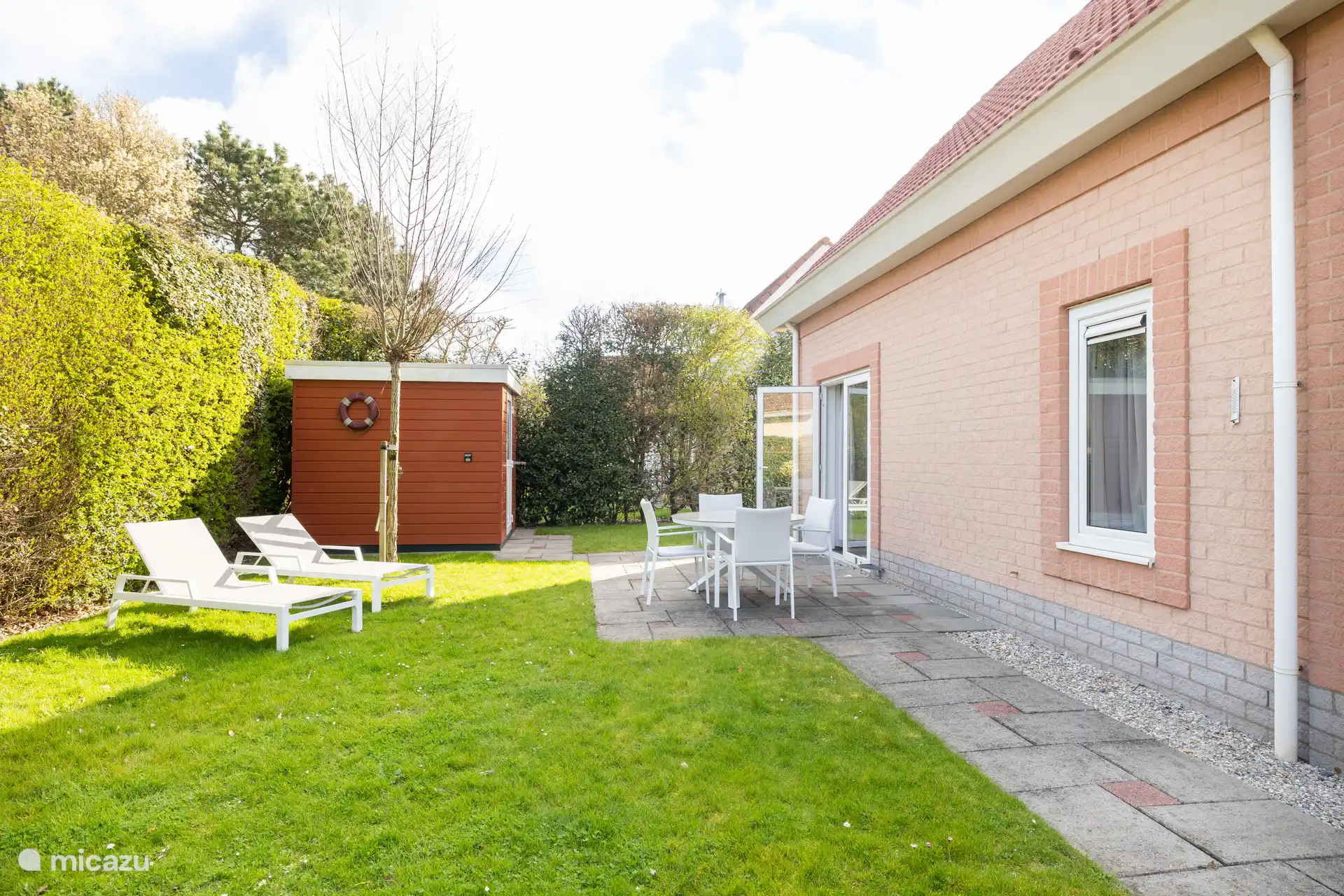 Local à vélos et belle deuxième terrasse