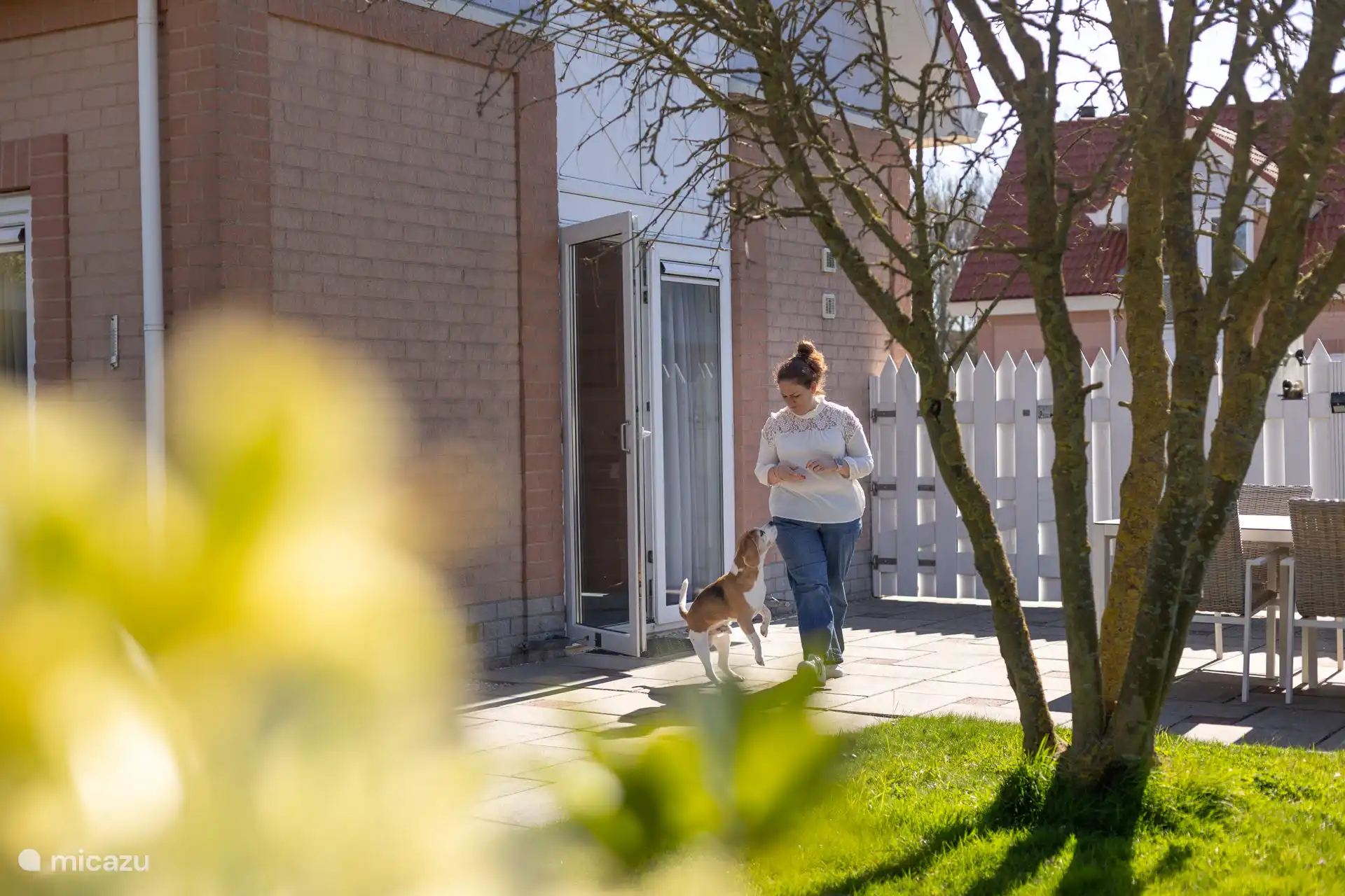 Jardin avec deux terrasses et beaucoup de verdure