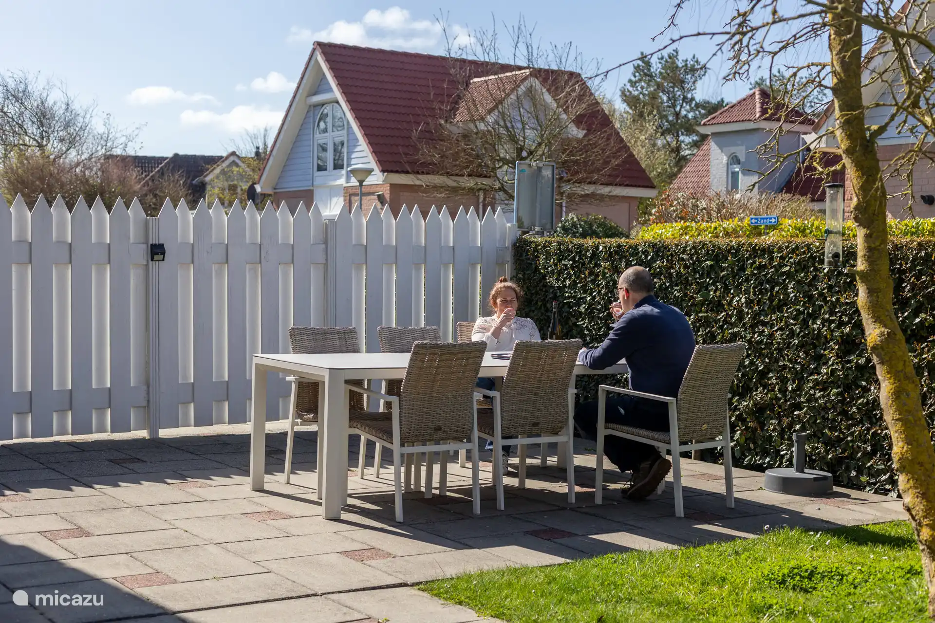 Table de six places sur la terrasse principale.