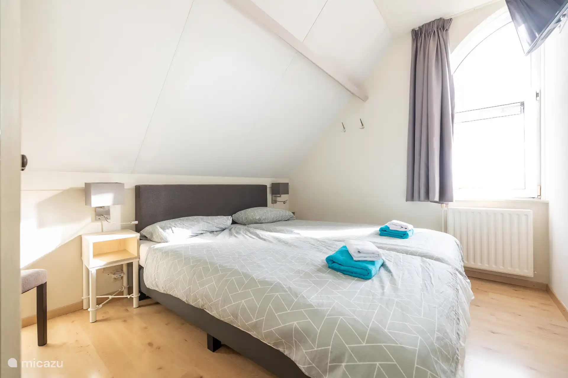 Chambre des maîtres avec télévision