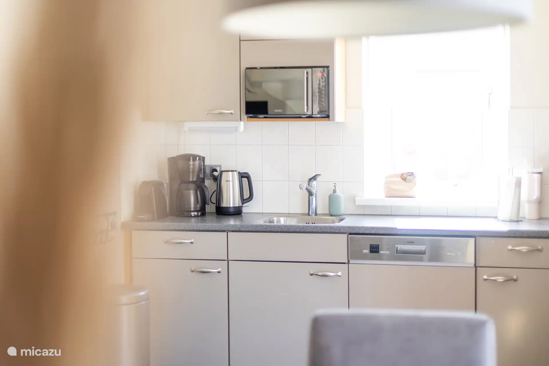 La cuisine avec deux types de préparation du café (filtre et tasses)