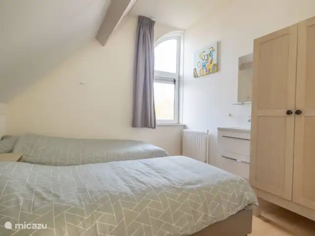 Maison de vacances Duindoorn 9  | Pays-Bas, Zélande, Kamperland - maison de vacances Troisième chambre avec deux lits simples et son propre lavabo.