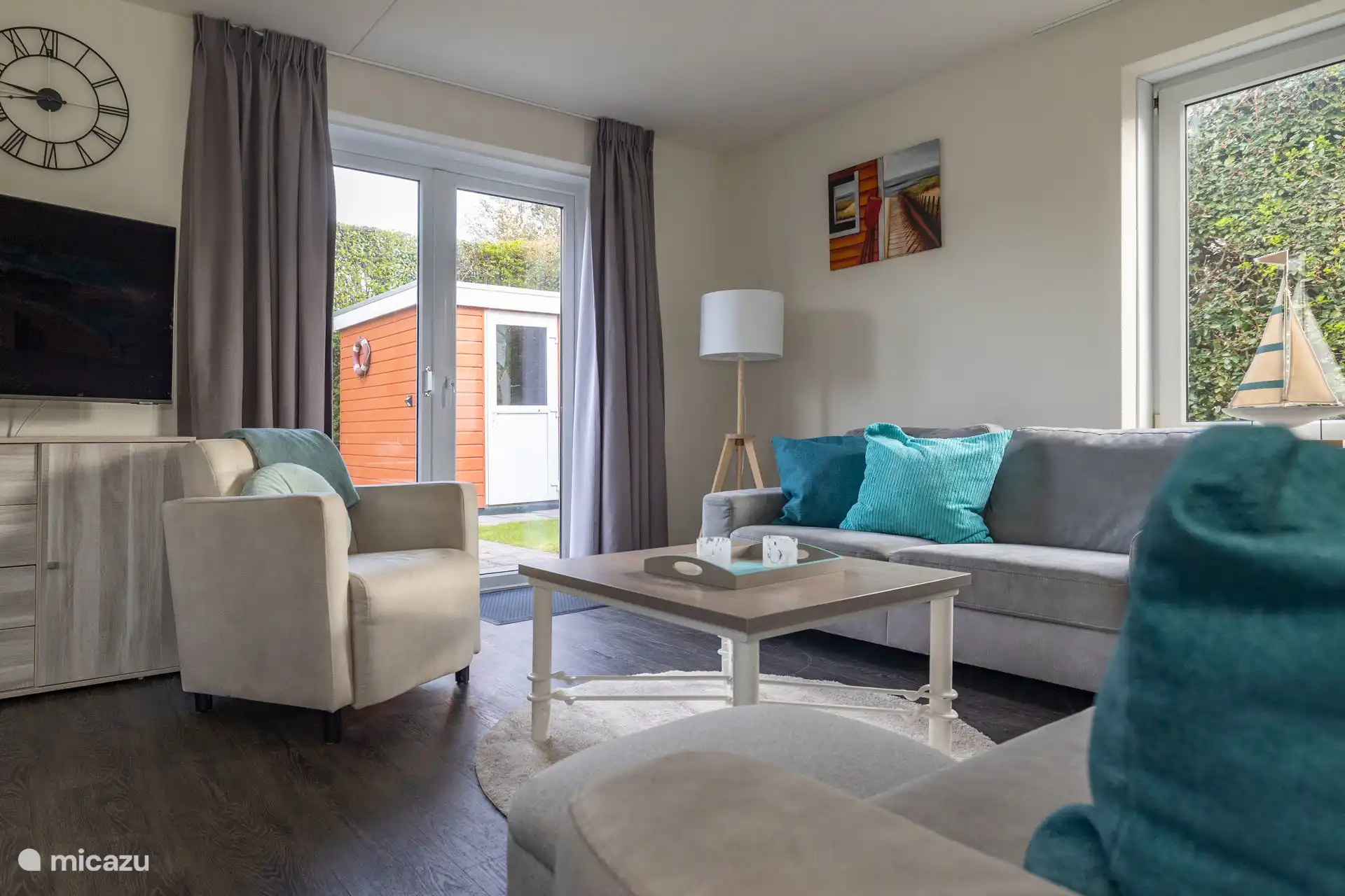 Coin salon avec grande Smart TV