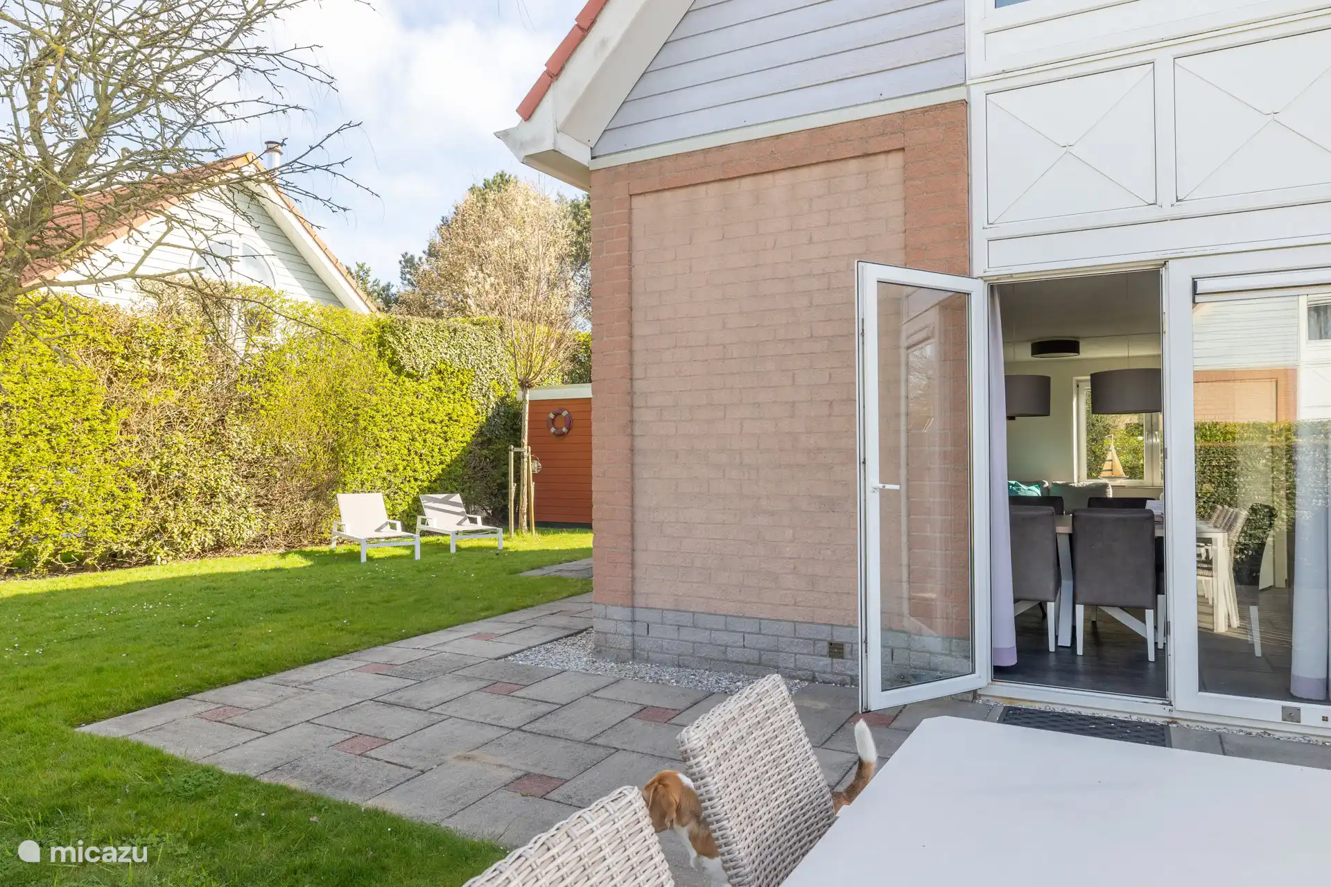Ensemble de jardin pour six personnes sur la terrasse principale.