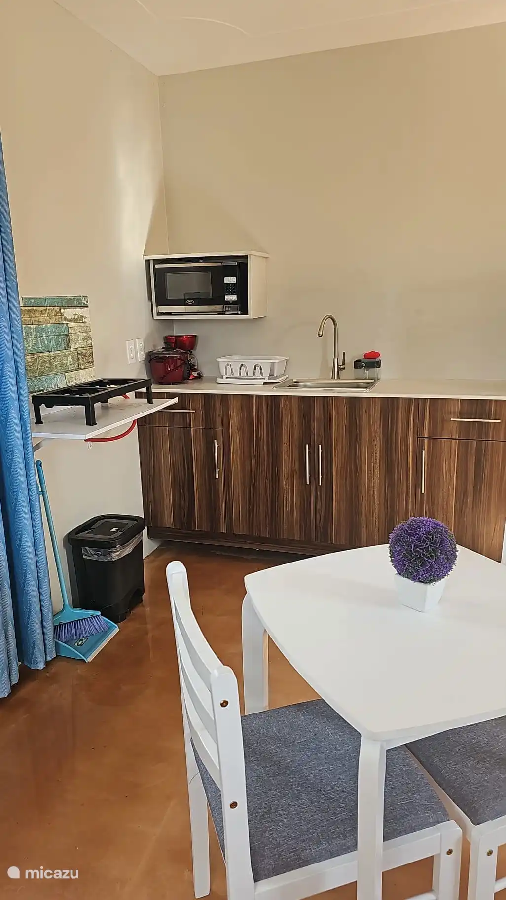 In the living room there is also a kitchenette with gas stove, microwave, coffee maker, fridge-freezer and cooking utensils.
