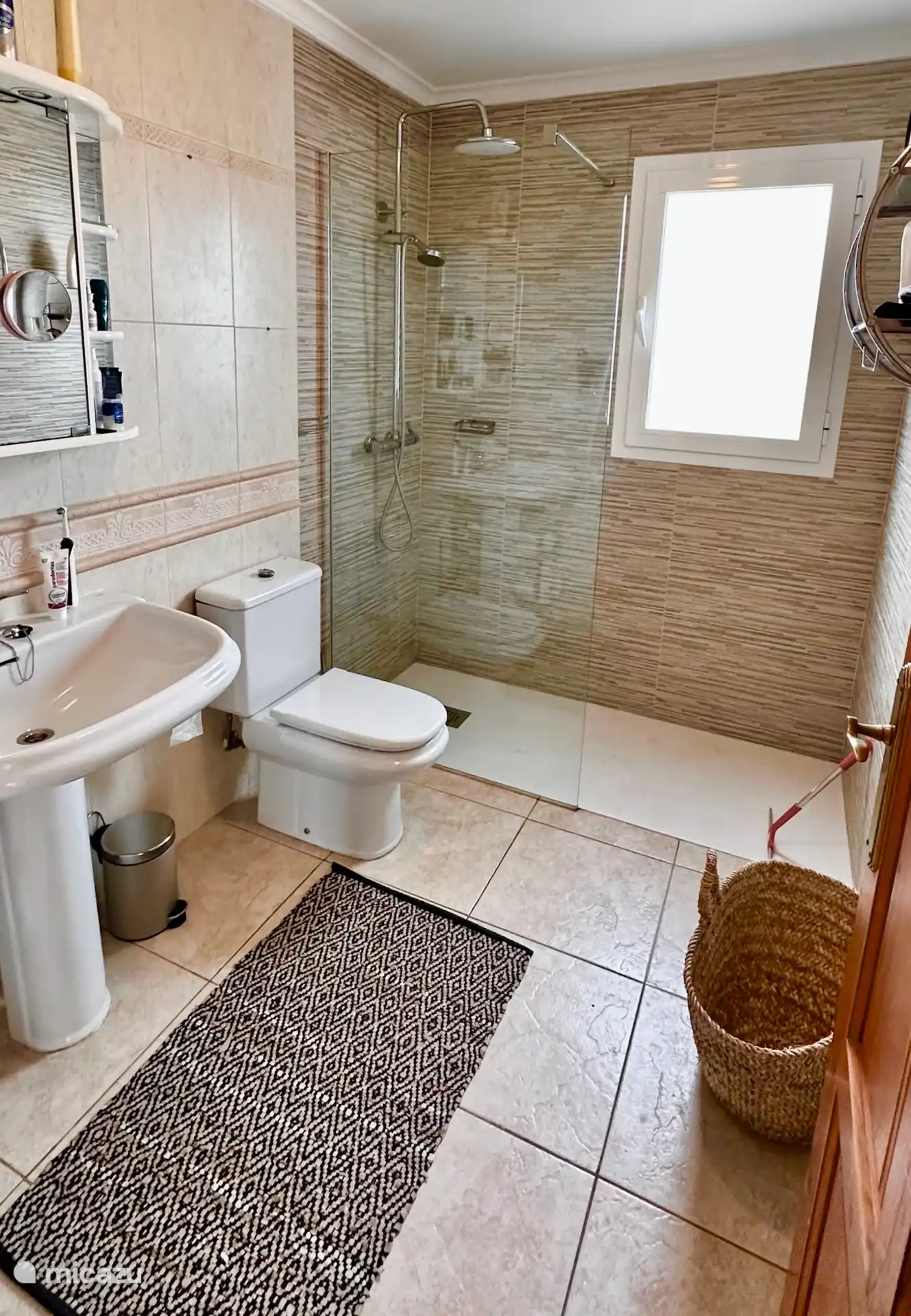 Baño: dormitorio principal.