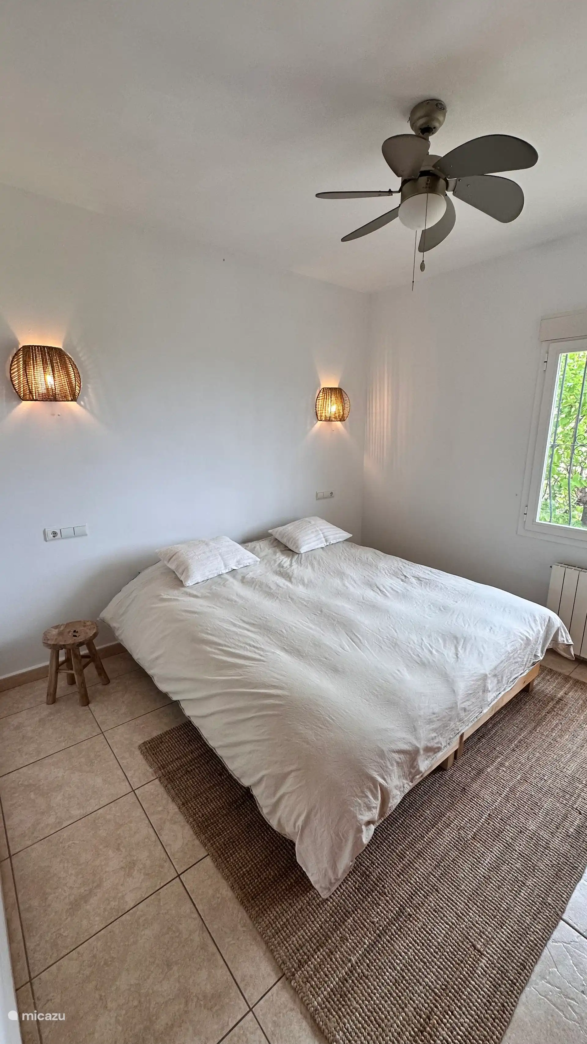 Habitación doble en planta alta con baño privado.