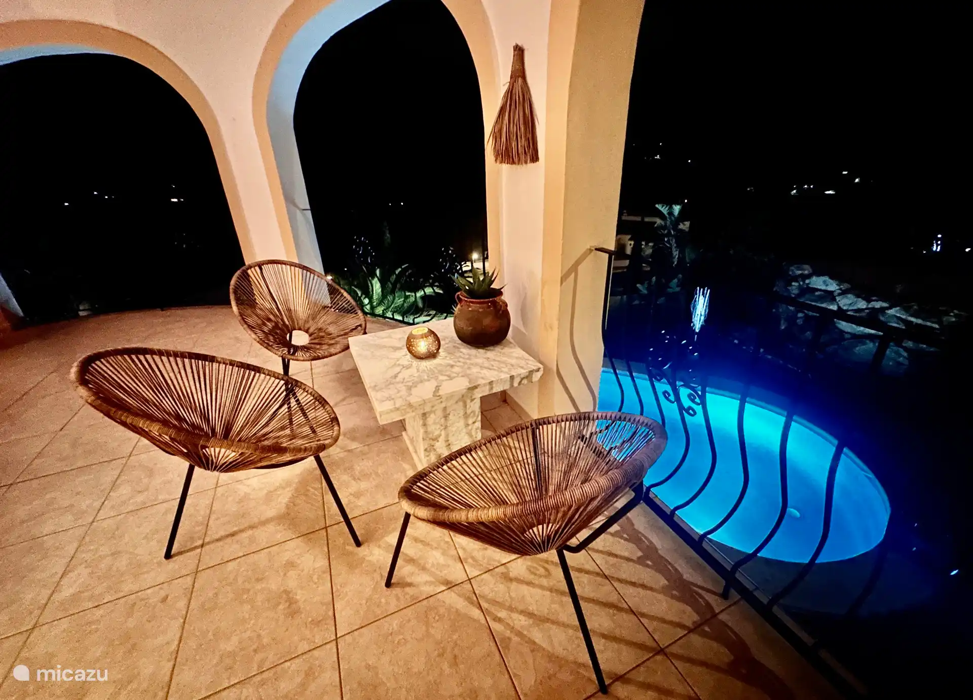 Ahora hay una mesa de comedor con sillas para el desayuno y las bebidas