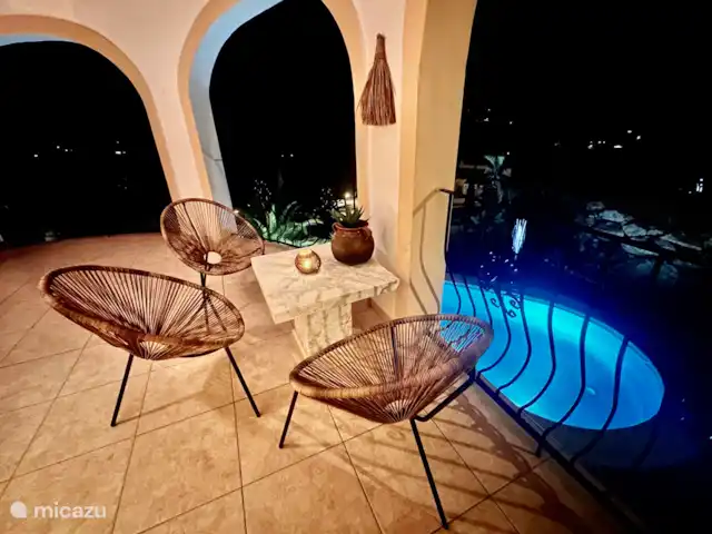 Location de Vacances Espagne, Costa Blanca, Benigembla, villa - LECQASA  Il y a maintenant une table à manger avec des chaises pour le petit-déjeuner et les boissons