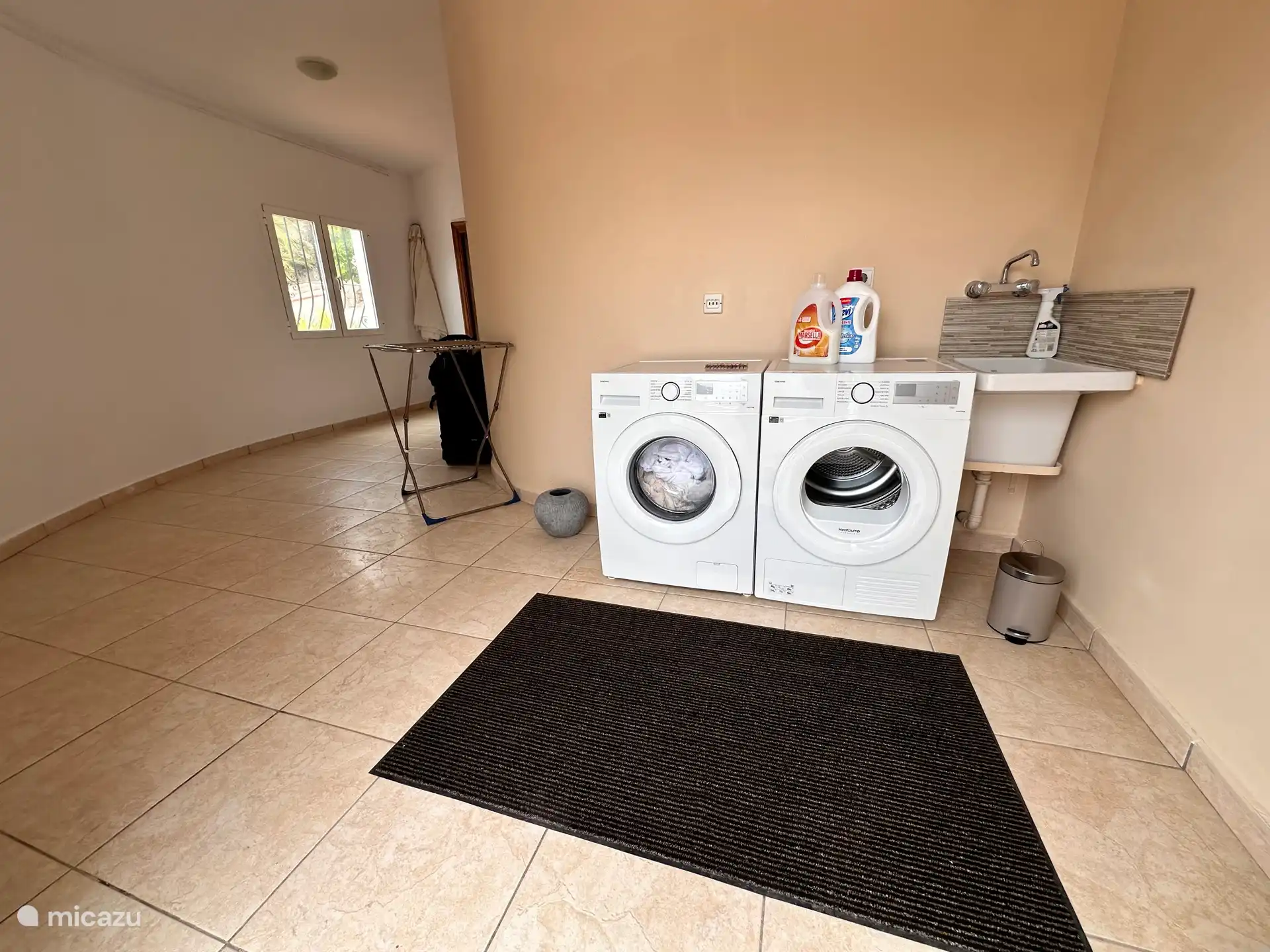 Planta inferior con lavadora y secadora.