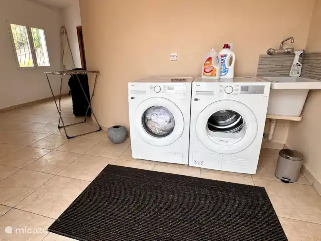 Location de Vacances Espagne, Costa Blanca, Benigembla, villa - LECQASA  Étage inférieur avec machine à laver et sèche-linge.
