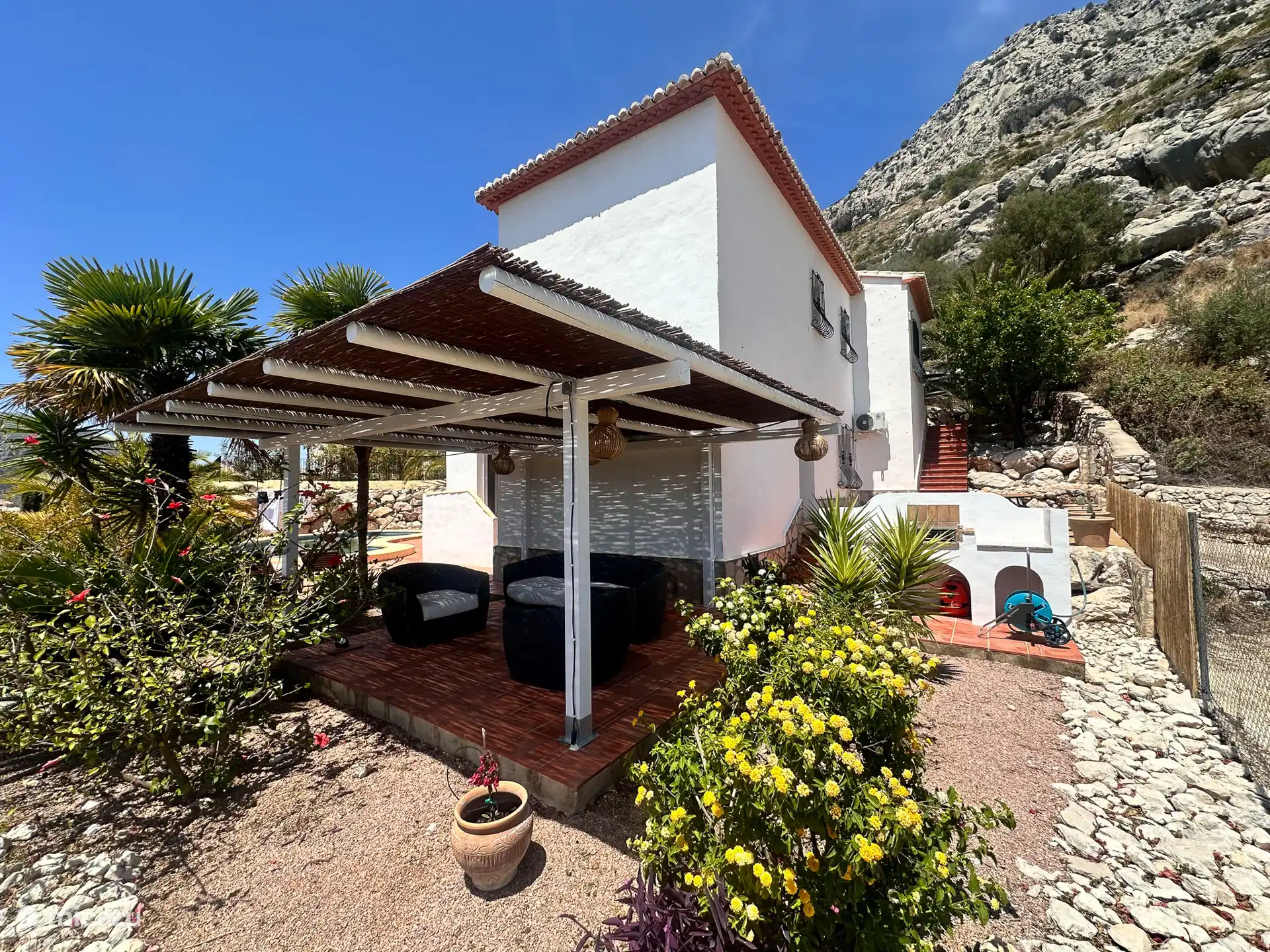 Porche con una gran mesa de comedor 