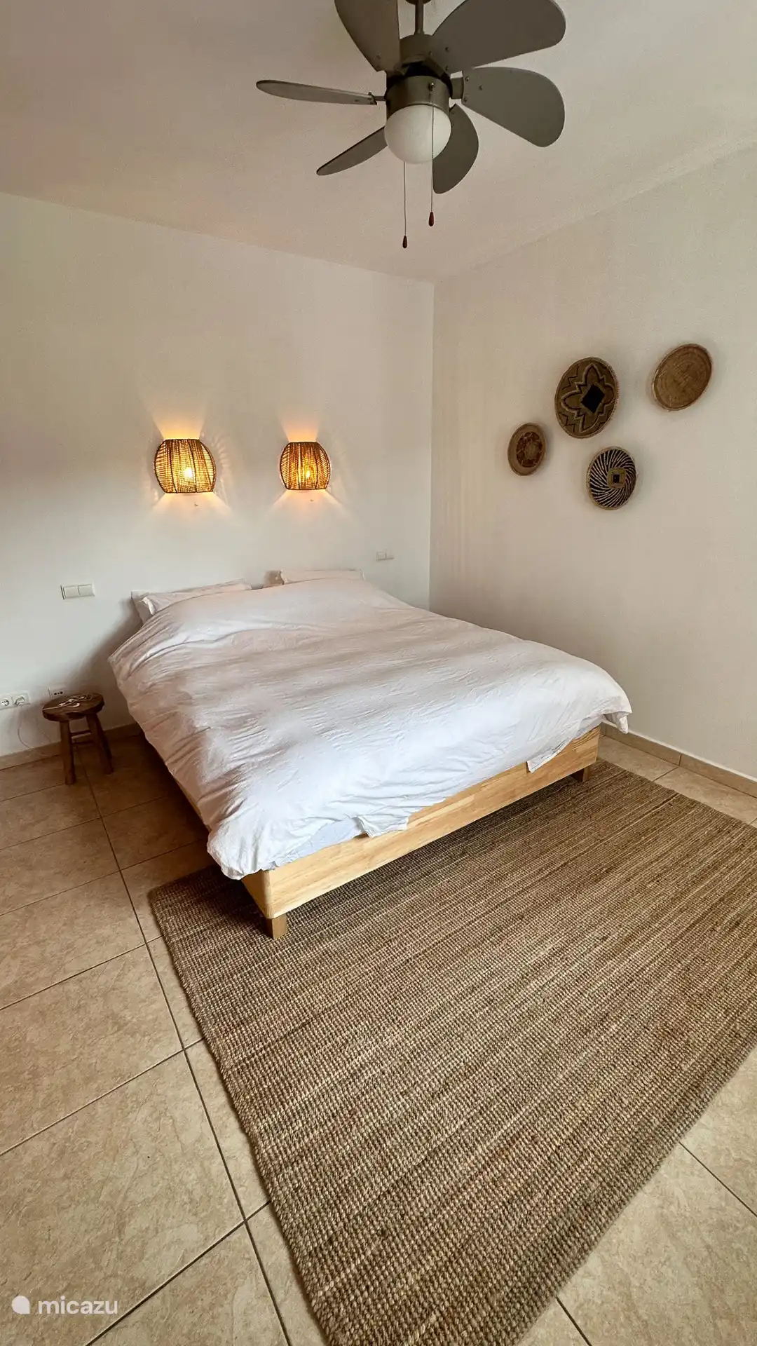 Dormitorio principal con aire acondicionado, ventilador, mucho espacio de guardarropas y baño privado.