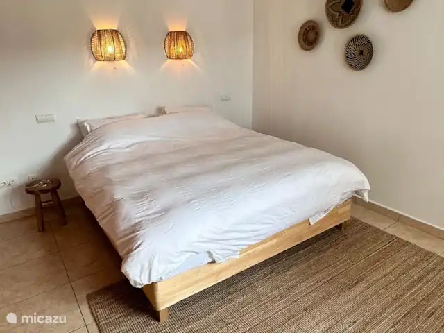 Location de Vacances Espagne, Costa Blanca, Benigembla, villa - LECQASA  Chambre principale avec climatisation, ventilateur, beaucoup d’espace de rangement et salle de bain privée.