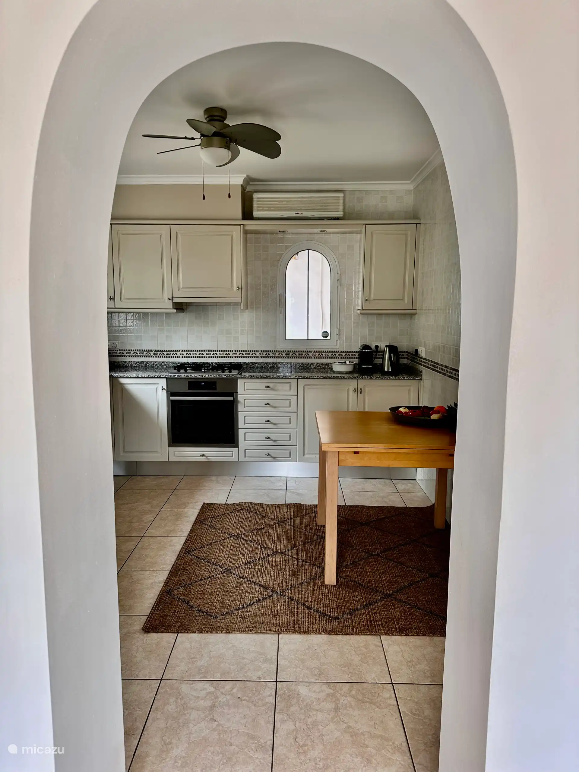 Cocina con horno, Nespresso, tostadora, hervidor de agua, nevera grande y lavavajillas.