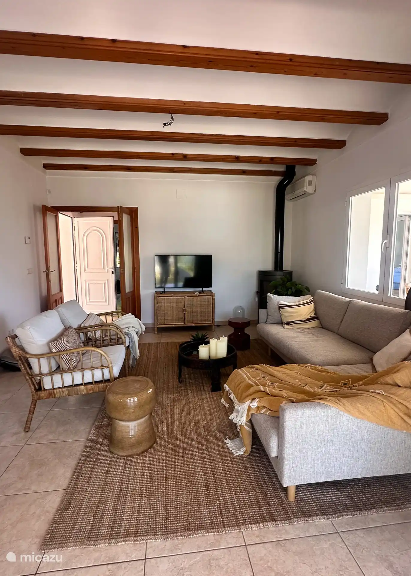 Preciosa sala de estar con TV, aire acondicionado y para las noches más frías una gran estufa de leña.