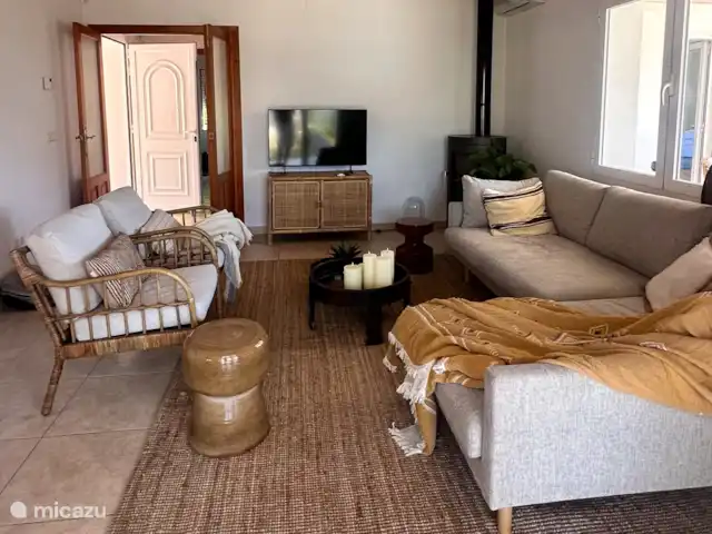 Location de Vacances Espagne, Costa Blanca, Benigembla, villa - LECQASA  Joli salon avec TV, climatisation et pour les soirées plus froides un grand poêle à bois.