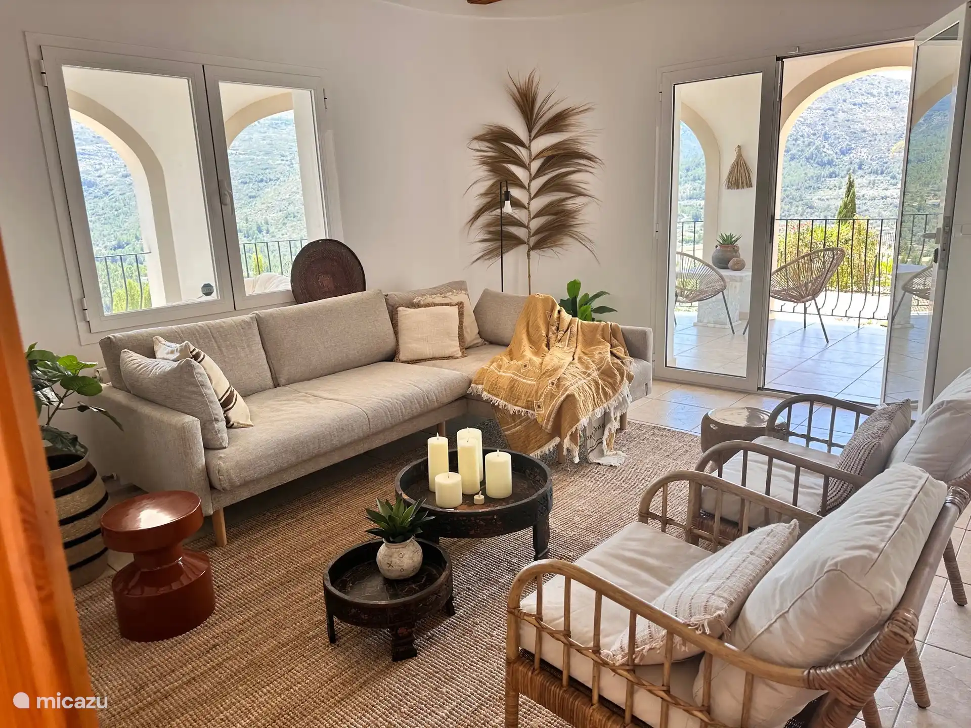 Puertas francesas desde la sala de estar hasta la naja.