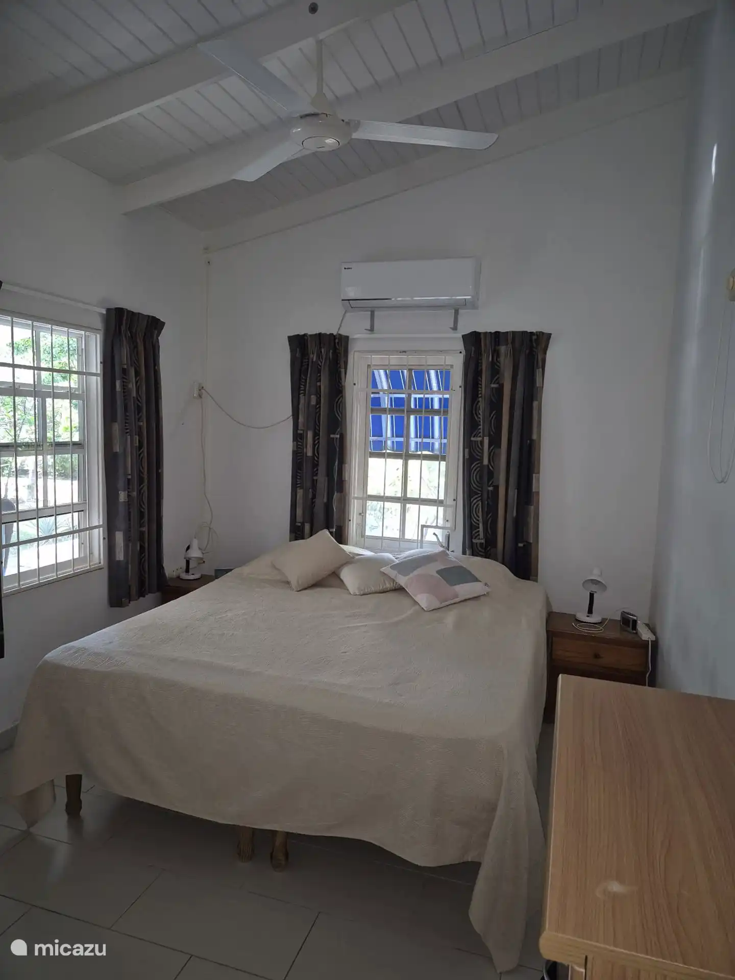 Dormitorio con aire acondicionado