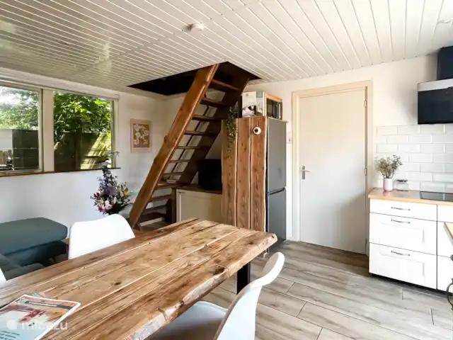 Lumière des dunes | Pays-Bas, Hollande du Nord, Schoorl - maison de vacances Salon avec escalier raide