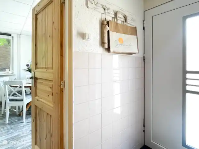 Duinzicht huren in Nederland, Noord-Holland, Schoorl - vakantiehuis Hal met toegang tot separaat toilet, badkamer, keuken en woonkamer