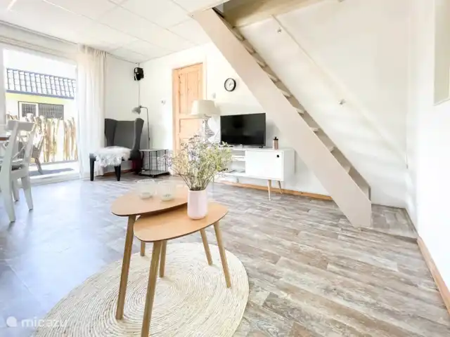 Duinzicht huren in Nederland, Noord-Holland, Schoorl - vakantiehuis Woonkamer met steile trap