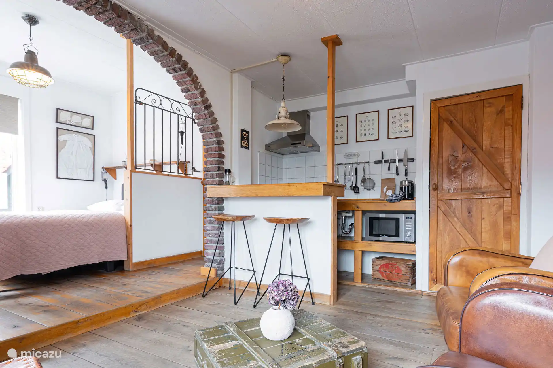 Offener Schlafbereich mit Küche und Wohnzimmer